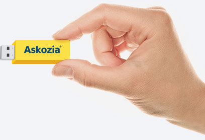 Рука держит флешку с надписью MikoPBX
